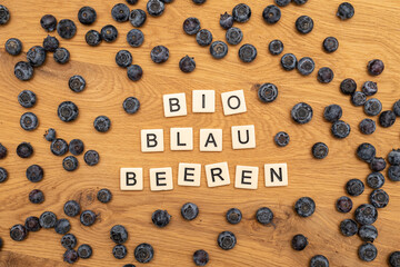 Blaubeere Heidelbeere Bio Buchstaben auf Holzhintergrund