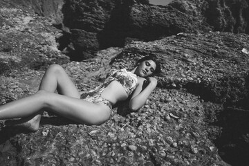 Mujer guapa en bikini disfrutando de sus vacaciones en la playa del sur de españa en andalucia cadiz