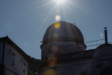 Reflexo do sol em cúpula