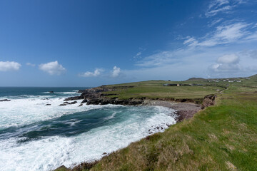 Fototapeta na wymiar litoral vert irlandais avec un océan agité