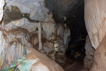 Vista do interior de gruta de Maquiné no Brasil 