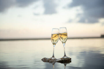 水面とワイングラス