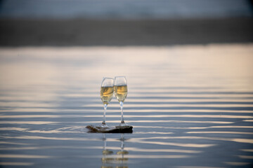 Fototapeta na wymiar 水面とワイングラス