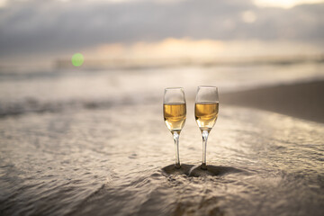 砂浜とワイングラス