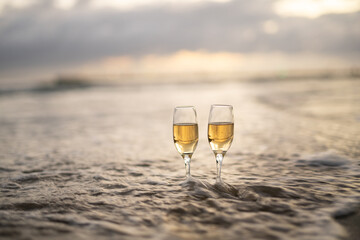 砂浜とワイングラス