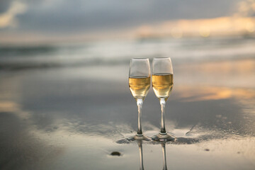 砂浜とワイングラス