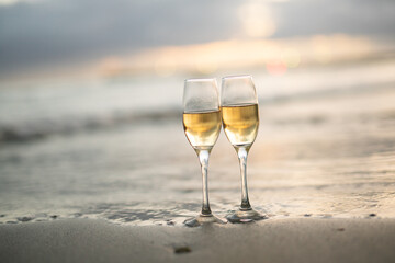 砂浜とワイングラス