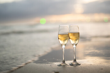 砂浜とワイングラス
