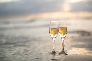 砂浜とワイングラス