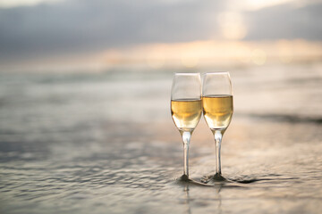 砂浜とワイングラス
