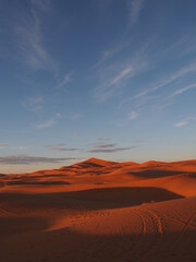 Fototapeta na wymiar Large vue d'un couché de soleil sur le désert du Sahara au Maroc