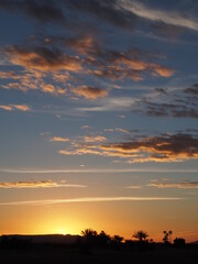 un couché de soleil sur le désert du Sahara
