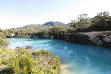 Fototapeta na wymiar little blue lake in Tasmania 