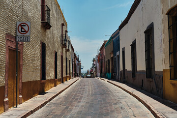 Calle Ignacio Manuel Altamirano en calles coloniales del Centro Histórico del Queretaro 