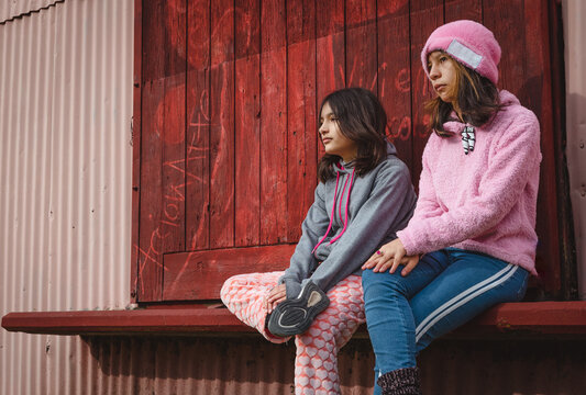 hermanas jugando y bailado con fondo rojo