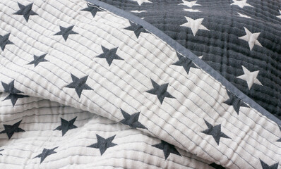 Edredón blanco y negro con estampado de estrellas