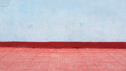 Suelo rojo y pared azul