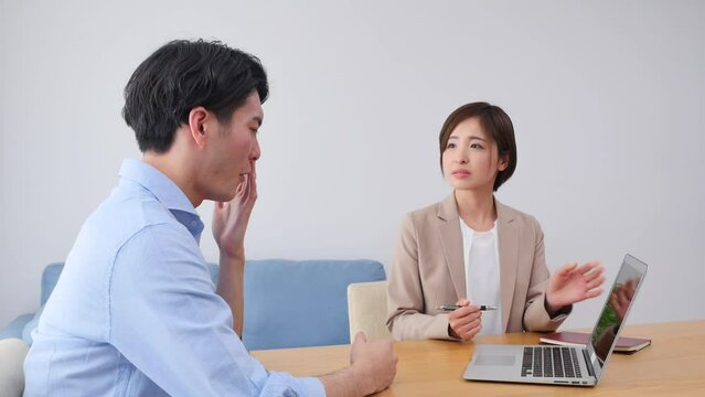 訪問営業するビジネスウーマン