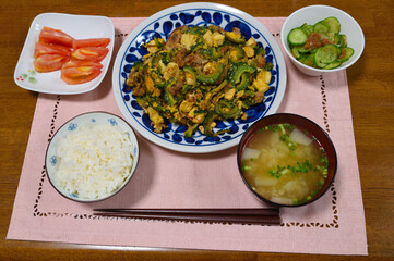 今日の夕食はゴーヤチャンプルだ！