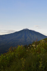 Fototapeta premium the majestic mountain suket from a distance