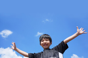 笑顔の子供と青空