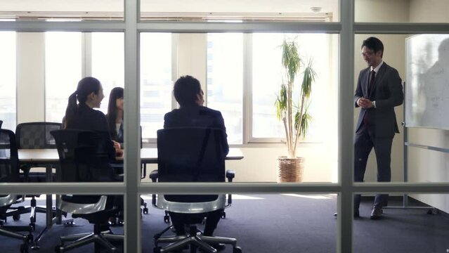 会議室でミーティングする人々