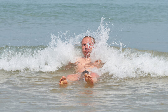 homme dans la vague
