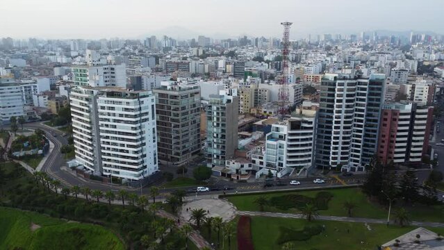 Vista a&eacute;rea con dron de edificios modernos en la ciudad de Lima, Peru