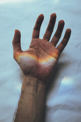 Mano con reflejo de arco&iacute;ris