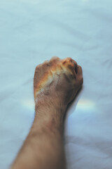 Mano con reflejo de arco&iacute;ris