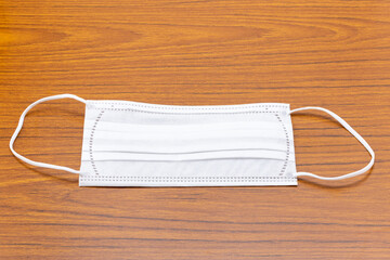 机の上に置いた使い捨て不織布マスク