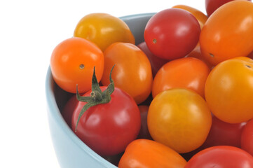Bol de tomates cerises en gros plan sur fond blanc