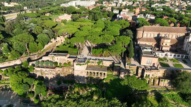 Il giardino degli aranci a Roma, Italia.
Il terrazzo con vista su Roma e Trastevere, meta turistica dei visitatori in viaggio.