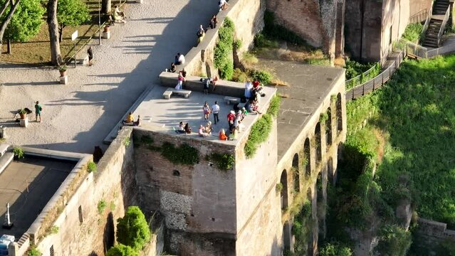 Il giardino degli aranci a Roma, Italia.
Il terrazzo con vista su Roma e Trastevere, meta turistica dei visitatori in viaggio.