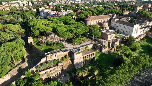 Il giardino degli aranci a Roma, Italia.
Il terrazzo con vista su Roma e Trastevere, meta turistica dei visitatori in viaggio.