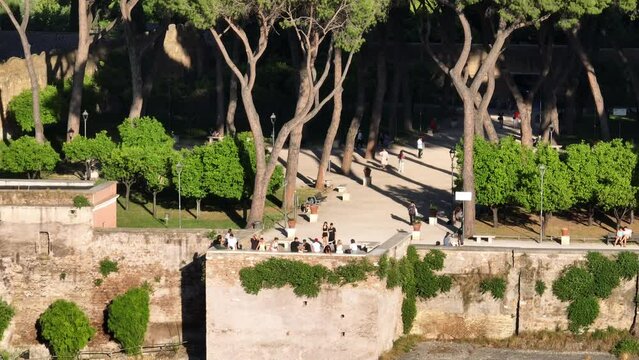 Il giardino degli aranci a Roma, Italia.
Il terrazzo con vista su Roma e Trastevere, meta turistica dei visitatori in viaggio.