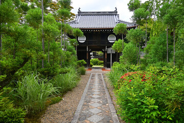 初夏の京都市源光庵のユニークな山門01
