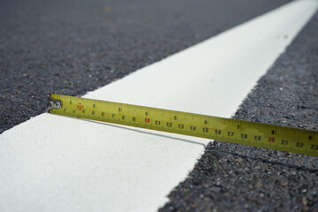 Checking the width traffic line color to control the quality of construction