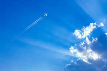 青空に飛行機雲