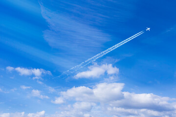 青空に飛行機雲 - obrazy, fototapety, plakaty