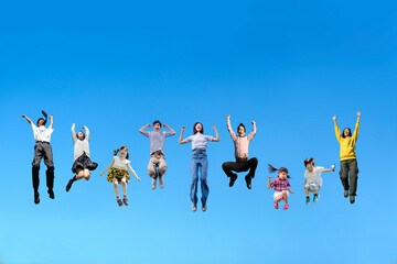 老若男女が青空を背景に大勢で一斉に笑顔でジャンプする様子