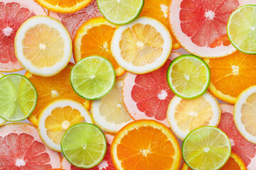Variety round slices of citrus fruits top view. Citrus fruits background. - obrazy, fototapety, plakaty