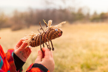 Basteln mit Kindern. Tiere basteln aus Tannenzapfen. Kreativ mit Kindern. Crafts with children. Animals make crafts from pine cones. Creative with children.