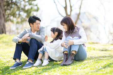 Fototapeta premium 公園でくつろぐ家族