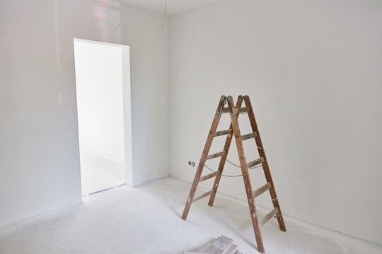 Leiter in leerem Raum nach Malerarbeiten bei Renovierung