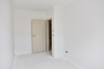 Leerer weißer Raum nach Malerarbeiten an Wand