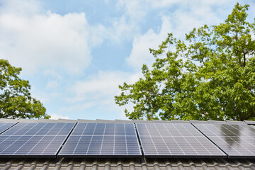 Moderne Solaranlage auf Dach von Einfamilienhaus