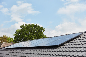 Moderne Solaranlage für Photovoltaik auf Hausdach
