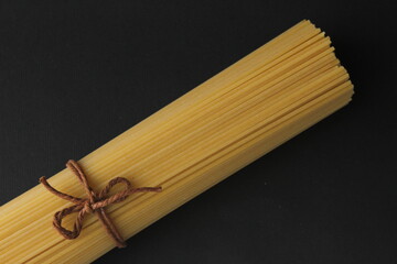 uncooked spaghetti 