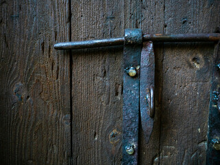 detalle puerta de madera con un pasador de hierro